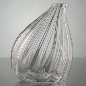 Vase penché Optic transparent de la marque Amadeus