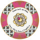 Assiette à dessert à motifs de couleur rose de la gamme Reine d'Angleterre signée Valérie Nylin pour Derrière la porte