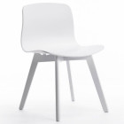 Lot de 2 chaises blanc en polypropylène avec pieds en hêtre teintés de la marque Loungitude 