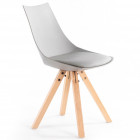 Lot de 2 chaises gris en polypropylène avec pieds en bois hêtre naturel de la marque Loungitude