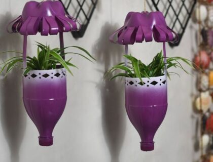 montage d'un cache-pot suspendu fait maison avec des bocaux en verre, des cordes et une plante suspendue dans un coin lumineux d'une pièce