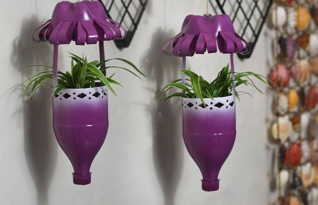 montage d'un cache-pot suspendu fait maison avec des bocaux en verre, des cordes et une plante suspendue dans un coin lumineux d'une pièce