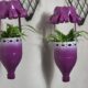 montage d'un cache-pot suspendu fait maison avec des bocaux en verre, des cordes et une plante suspendue dans un coin lumineux d'une pièce
