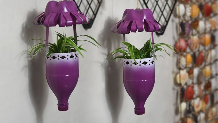 montage d'un cache-pot suspendu fait maison avec des bocaux en verre, des cordes et une plante suspendue dans un coin lumineux d'une pièce