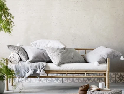 canapé en lin naturel, et des accessoires en bambou