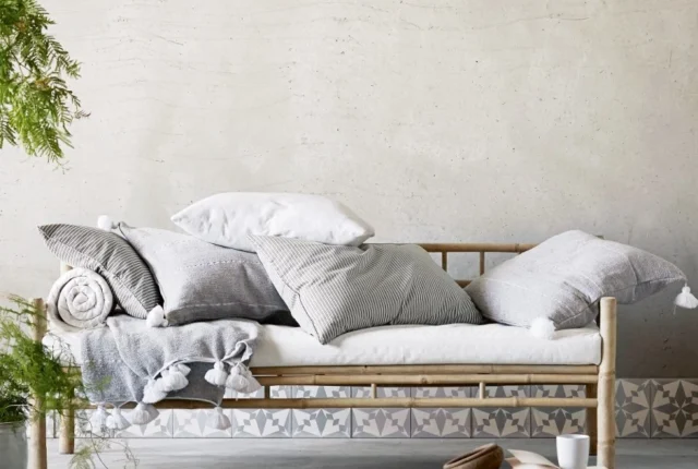 canapé en lin naturel, et des accessoires en bambou