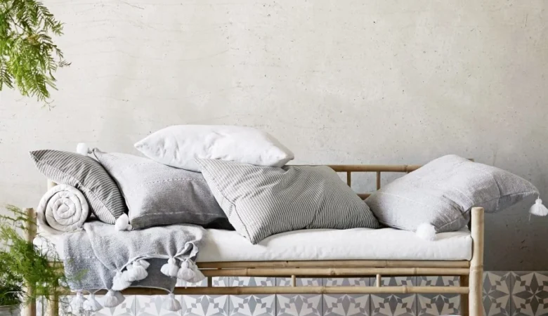 canapé en lin naturel, et des accessoires en bambou