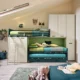 chambre d’enfant spacieuse avec un lit évolutif et des rangement intégrés