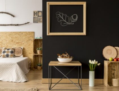 salon moderne et épuré avec des éléments de décoration écoresponsable : un canapé en lin biologique, une table basse en bois recyclé, des plantes d'intérieur placées stratégiquement et des accessoires en bambou ou en coton bio