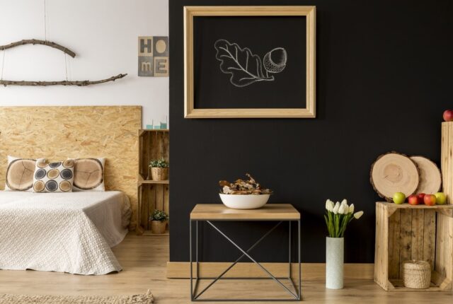 salon moderne et épuré avec des éléments de décoration écoresponsable : un canapé en lin biologique, une table basse en bois recyclé, des plantes d'intérieur placées stratégiquement et des accessoires en bambou ou en coton bio