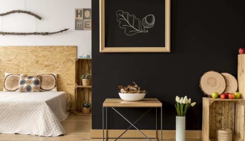 salon moderne et épuré avec des éléments de décoration écoresponsable : un canapé en lin biologique, une table basse en bois recyclé, des plantes d'intérieur placées stratégiquement et des accessoires en bambou ou en coton bio