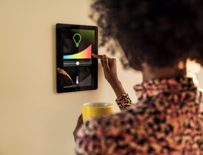 intérieur moderne avec des meubles en matériaux recyclés, un éclairage intelligent et des écrans de réalité augmentée montrant un projet de rénovation
