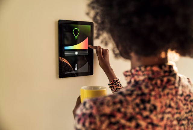 intérieur moderne avec des meubles en matériaux recyclés, un éclairage intelligent et des écrans de réalité augmentée montrant un projet de rénovation