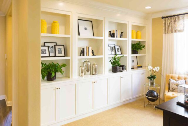 étagères et rangements sur-mesure en bois clair