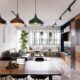 intérieur lumineux et moderne, mettant en avant des éléments comme des meubles en bois naturel, des plantes d’intérieur, des luminaires intelligents et des couleurs terreuses