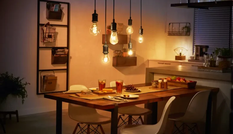 salon moderne avec des lampes intelligentes suspendues et des ampoules LED visibles