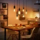 salon moderne avec des lampes intelligentes suspendues et des ampoules LED visibles