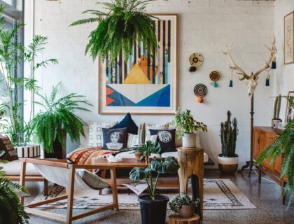 photo d'un salon écoresponsable, avec des éléments de décoration recyclés et des plantes vertes dans des pots en matériaux récupérés