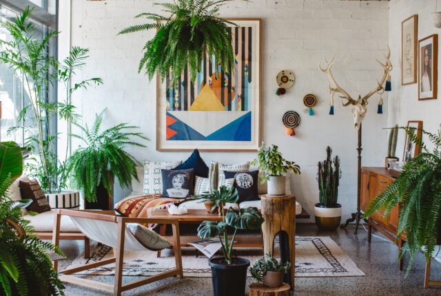 photo d'un salon écoresponsable, avec des éléments de décoration recyclés et des plantes vertes dans des pots en matériaux récupérés