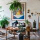 photo d'un salon écoresponsable, avec des éléments de décoration recyclés et des plantes vertes dans des pots en matériaux récupérés