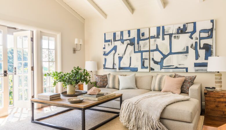 salon lumineux avec des meubles en bois massif certifié, des textiles naturels