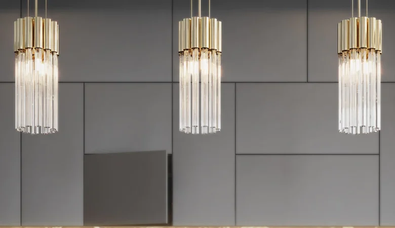 intérieur moderne, épuré, où des suspensions sculpturales en métal et verre, des lampes connectées et des lampes à énergie solaire décorent l’espace