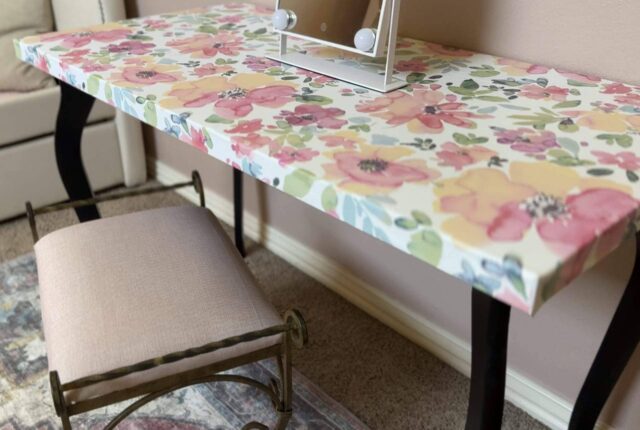 table basse en bois ancien transformée avec un joli papier peint adhésif