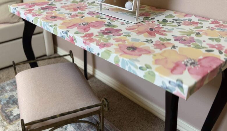 table basse en bois ancien transformée avec un joli papier peint adhésif