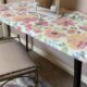 table basse en bois ancien transformée avec un joli papier peint adhésif