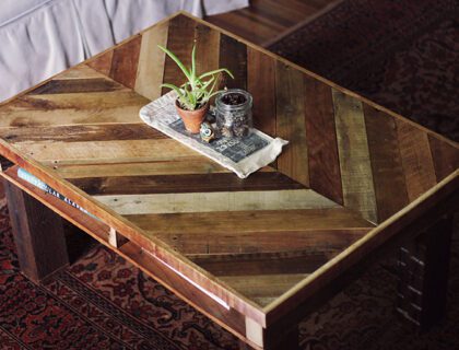 vieille palette transformée en table basse avec des plantes en pot et une déco intérieure moderne autour