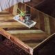 vieille palette transformée en table basse avec des plantes en pot et une déco intérieure moderne autour
