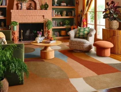 Un salon lumineux avec un grand canapé crème, un tapis en jute, quelques paniers en osier, et des plantes bien réparties : une Sansevière à côté du canapé, un Pothos suspendu dans un coin, et un Palmier bambou en fond, baignant dans une lumière douce et naturelle.