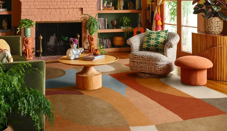 Un salon lumineux avec un grand canapé crème, un tapis en jute, quelques paniers en osier, et des plantes bien réparties : une Sansevière à côté du canapé, un Pothos suspendu dans un coin, et un Palmier bambou en fond, baignant dans une lumière douce et naturelle.