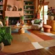 Un salon lumineux avec un grand canapé crème, un tapis en jute, quelques paniers en osier, et des plantes bien réparties : une Sansevière à côté du canapé, un Pothos suspendu dans un coin, et un Palmier bambou en fond, baignant dans une lumière douce et naturelle.