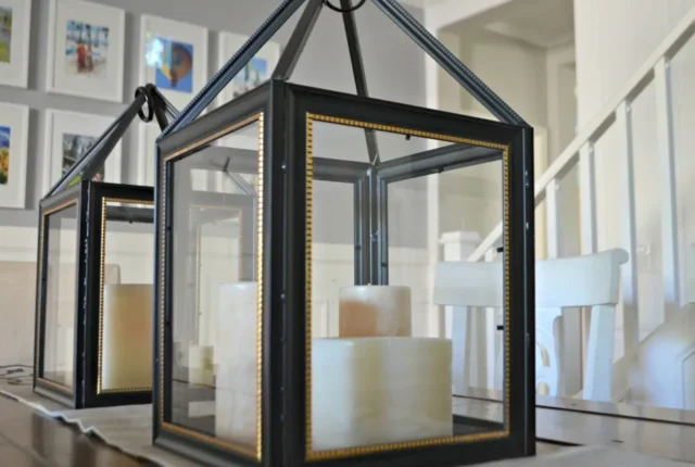 Vieux cadres photos transformés en lanterne à bougie.