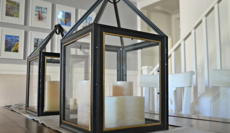 Vieux cadres photos transformés en lanterne à bougie.