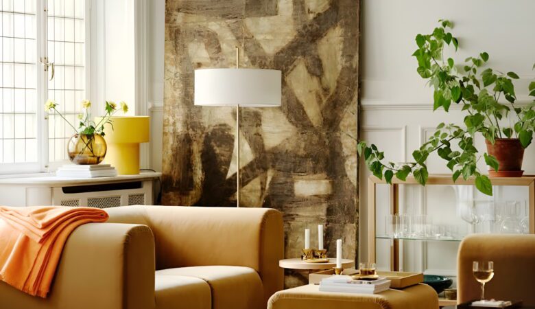 Un salon lumineux, mêlant un fauteuil en velours moutarde, un buffet scandinave vintage, une lampe champignon, et quelques plantes vertes.