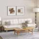 Un salon baigné de lumière naturelle, canapé en lin beige avec coussins doux, plaid en laine, table basse ronde en bois clair, lampe sur pied minimaliste, tapis structuré, et une plante haute dans un pot blanc mat.
