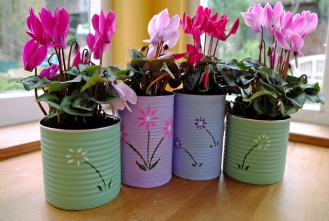 cache-pots faits maison : un bocal en verre habillé de ficelle, une boîte de conserve peinte couleur terracotta, un pot en tissu style denim