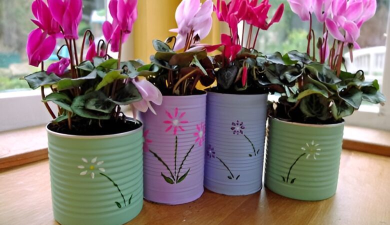 cache-pots faits maison : un bocal en verre habillé de ficelle, une boîte de conserve peinte couleur terracotta, un pot en tissu style denim