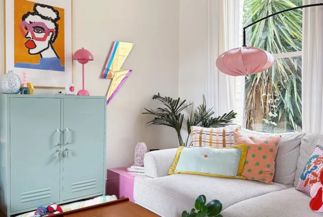 salon compact baigné de lumière naturelle