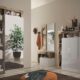 hall lumineux et moderne : au premier plan, un meuble à chaussures blanc brillant