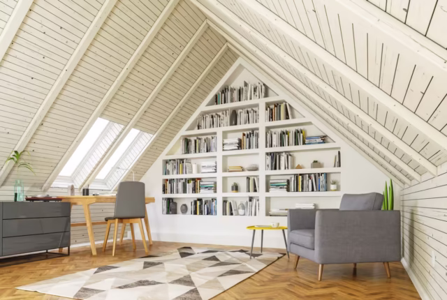 un appartement avec des angles et sous-pentes : bibliothèque sur-mesure intégrée