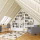 un appartement avec des angles et sous-pentes : bibliothèque sur-mesure intégrée