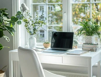 petit coin bureau lumineux près d’une fenêtre