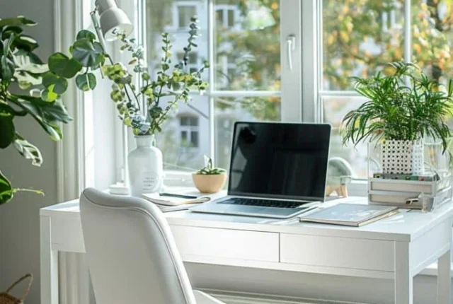 petit coin bureau lumineux près d’une fenêtre