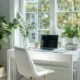 petit coin bureau lumineux près d’une fenêtre