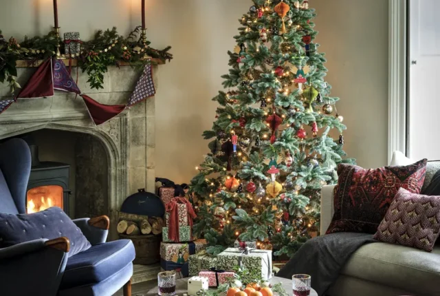 un salon cosy et élégant avec un sapin décoré