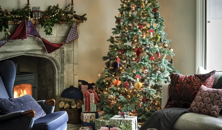 un salon cosy et élégant avec un sapin décoré