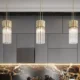 intérieur moderne, épuré, où des suspensions sculpturales en métal et verre, des lampes connectées et des lampes à énergie solaire décorent l’espace